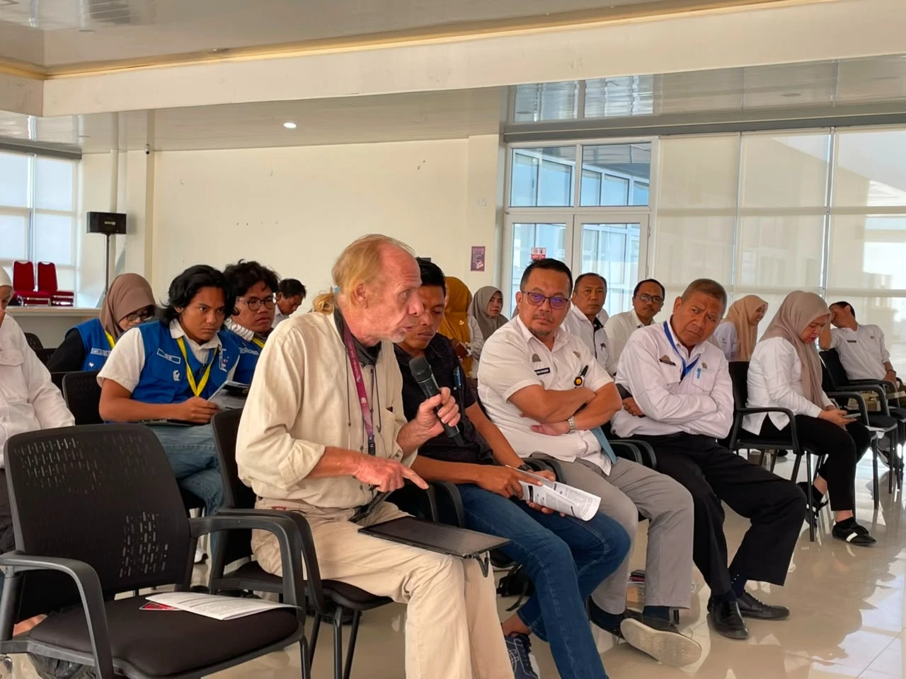 Horst Liebner menyampaikan masukan memperkuat kolaborasi pelestarian Pinisi berbasis riset bersama pemerintah, akademisi, dan komunitas maritim. (Foto: Dok.Pribadi).